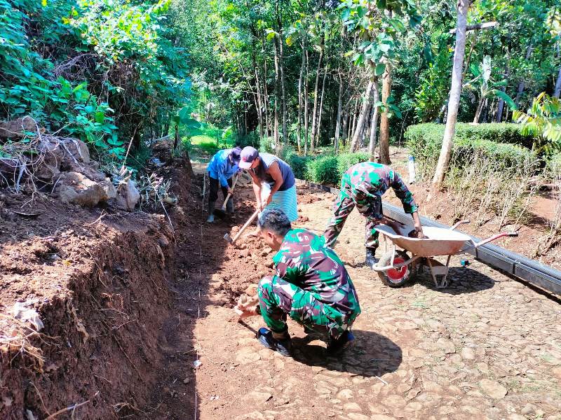 Melalui Karya Bakti, Koramil 14/Jatisrono Mantapkan Kemanunggalan TNI- Rakyat