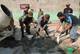 Mudahkan Aktifitas Masyarakat, Koramil 04/Jebres Gotong Royong Dalam Karya Bakti Daerah Tahap VI TA. 2023 di Kelurahan Pucangsawit