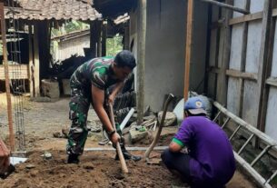 Peduli Kesehatan Warga, Babinsa Nguntoronadi Dan Petugas Puskesemas Buat Jamban Layak Pakai