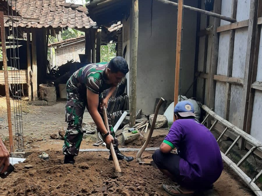 Peduli Kesehatan Warga, Babinsa Nguntoronadi Dan Petugas Puskesemas Buat Jamban Layak Pakai