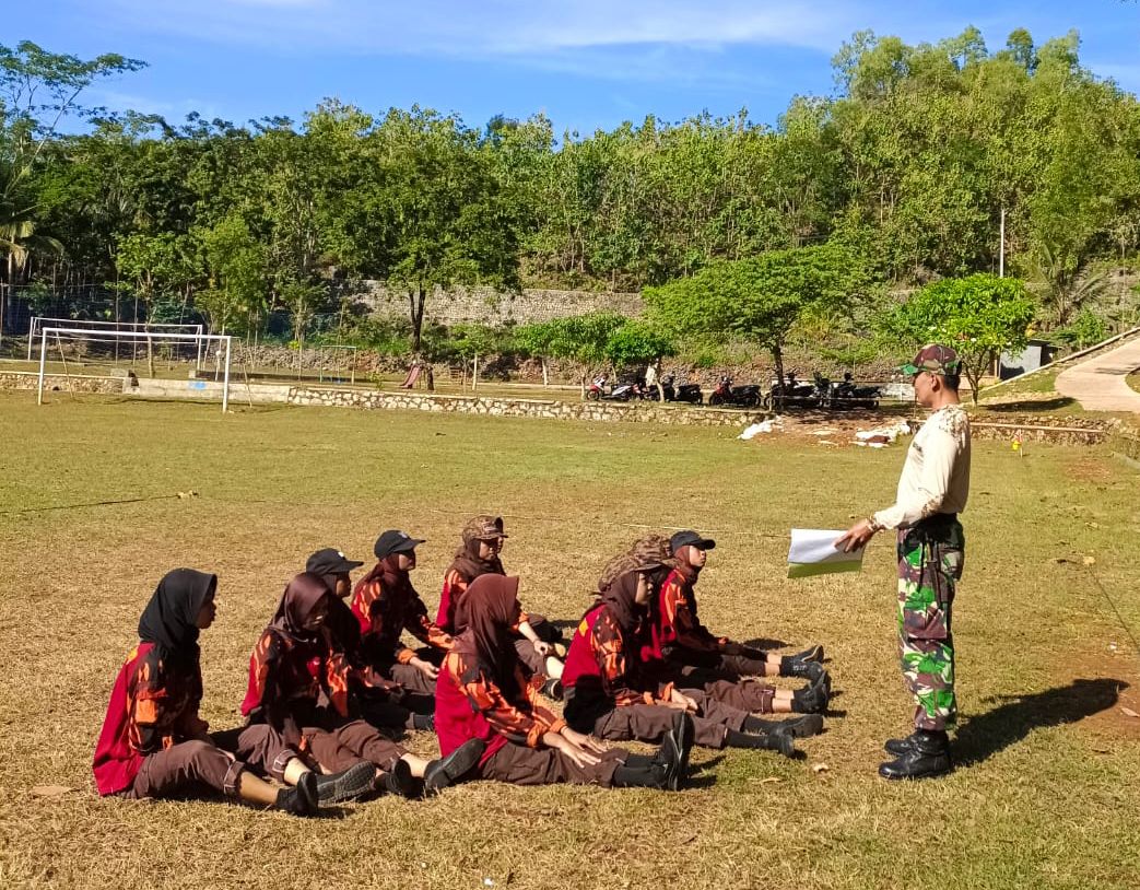 Pelajar SMA Pancasila 3 Paranggupito Dilatih TNI Persiapkan Lomba PBB Tingkat Kabupaten