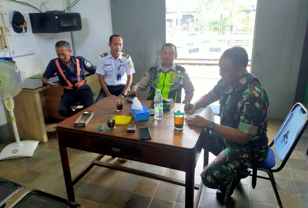 Pererat sinergi untuk jaga kondusifitas wilayah, Babinsa Gayam Sambangi pegawai Stasiun Sukoharjo.