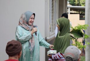 Peringati Hari Lanjut Usia Nasional, Ketua Umum LKKS Provinsi Lampung Ibu Riana Sari Arinal Serahkan Bantuan Sembako kepada Masyarakat Desa Jati Mulyo, Lampung Selatan