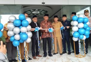 Prof. Dr. Muhadjir Effendy, M.A.P Resmikan Gedung Rektorat UMKO