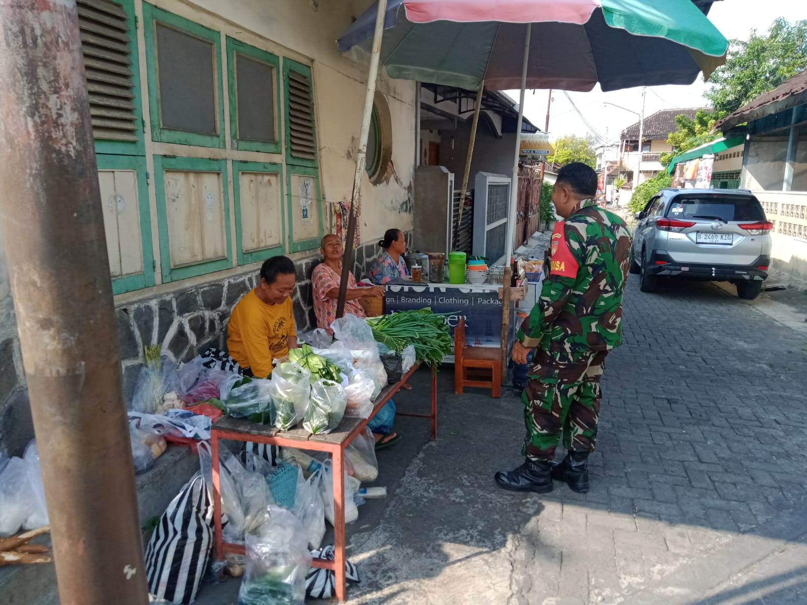Sambang Warga Babinsa Sudiroprajan Laksanakan Komsos Serta Jalin Silaturahmi Dengan Warga Binaan