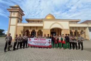 Sambut HUT Bhayangkara, Polsek Tumijajar Gelar Baksos Membersihkan Tempat Ibadah.