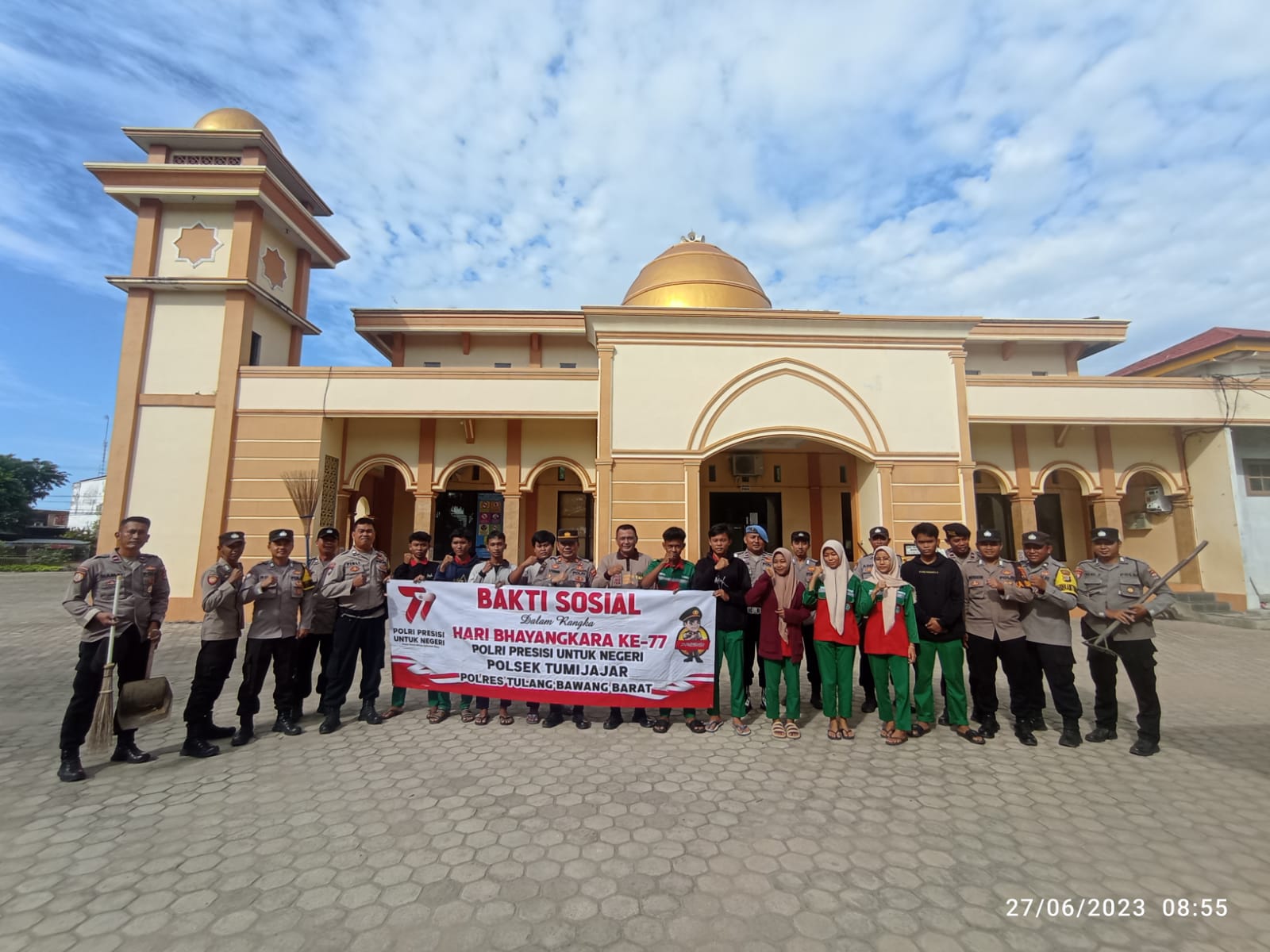 Sambut HUT Bhayangkara, Polsek Tumijajar Gelar Baksos Membersihkan Tempat Ibadah.