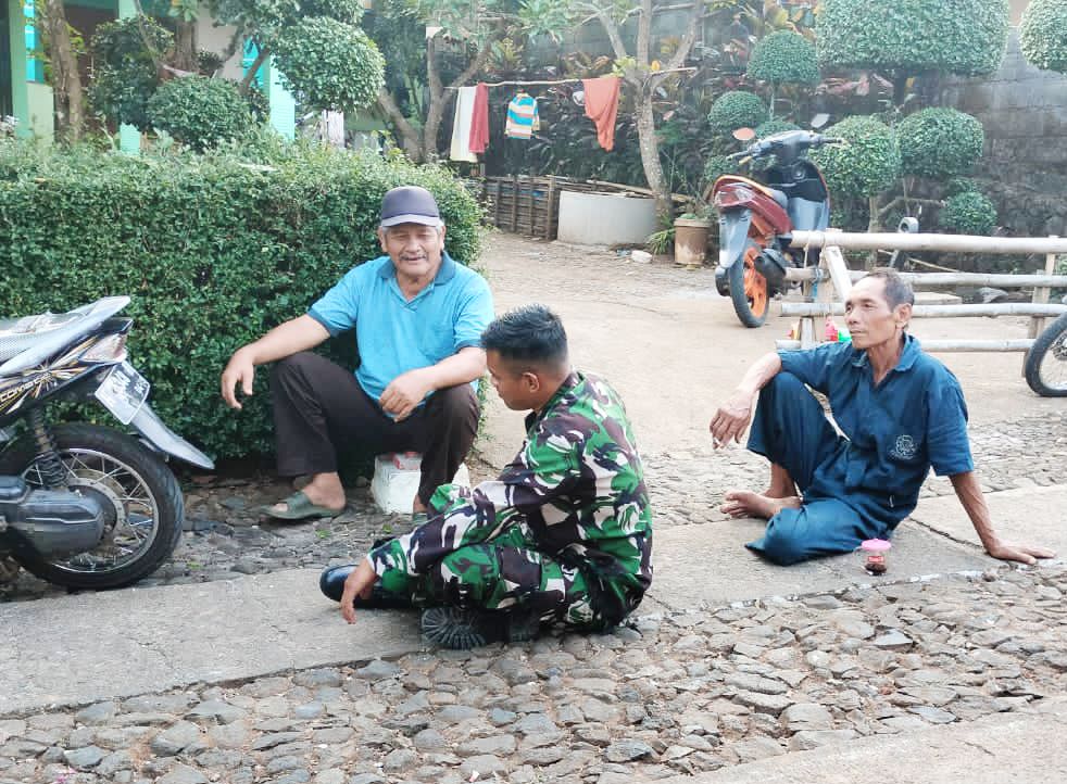 Segelas Kopi Temani Babinsa Jalin Komunikasi Sosial Bersama Warga