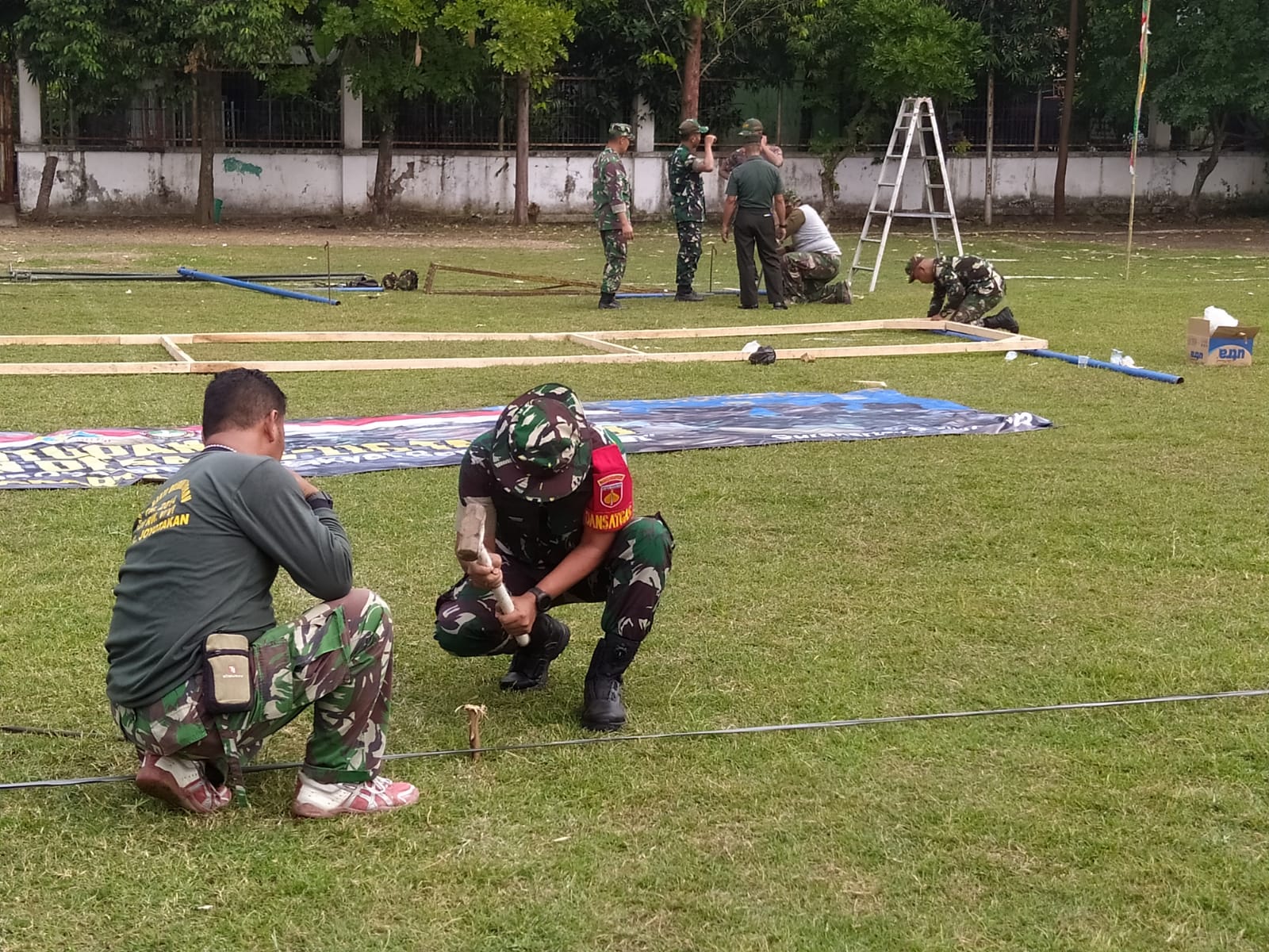 Tanpa Ragu, Dansatgas TMMD Reguler Ke-116 Kodim 0735/Surakarta Turun Ke Lapangan Bantu Penyiapan Upacara Penutupan