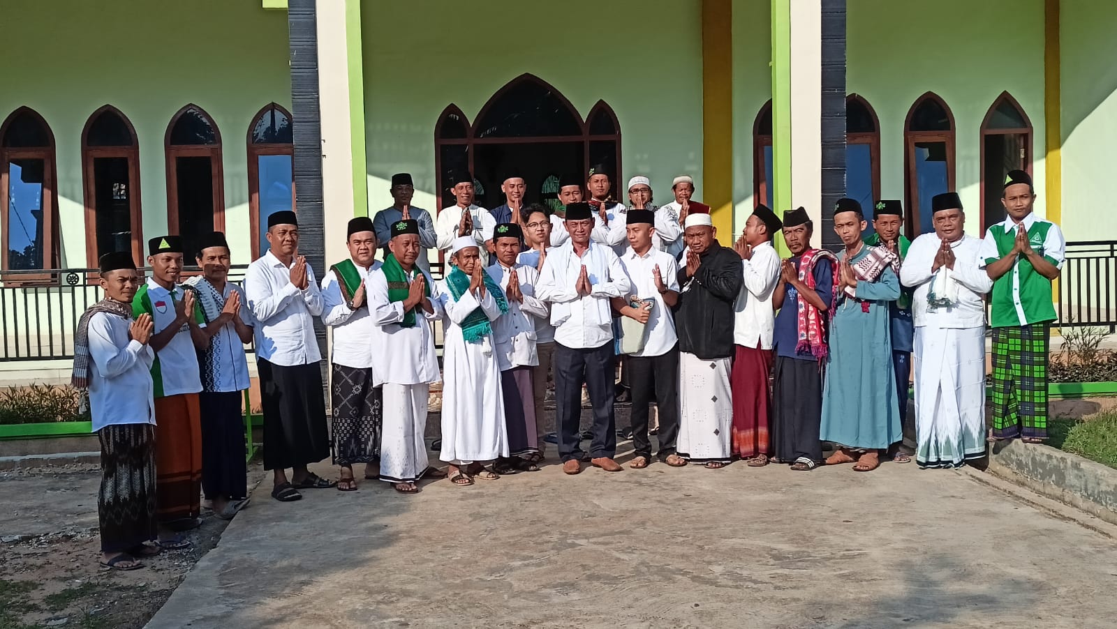 Wakil Bupati Ali Rahman Usai Sholat Id Serahkan Hewan Qurban Sapi dan Bantuan Ambal di Masjid Al Hidayah Kampung Sangkaran Bhakti