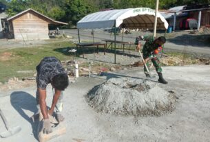 Kedekatan Babinsa Koramil 01/Sungai Mas Dengan Warga Binaan Tampak Jelas Pada Saat Gotong Royong Membangun Salah Satu Rumah Di Wilayah