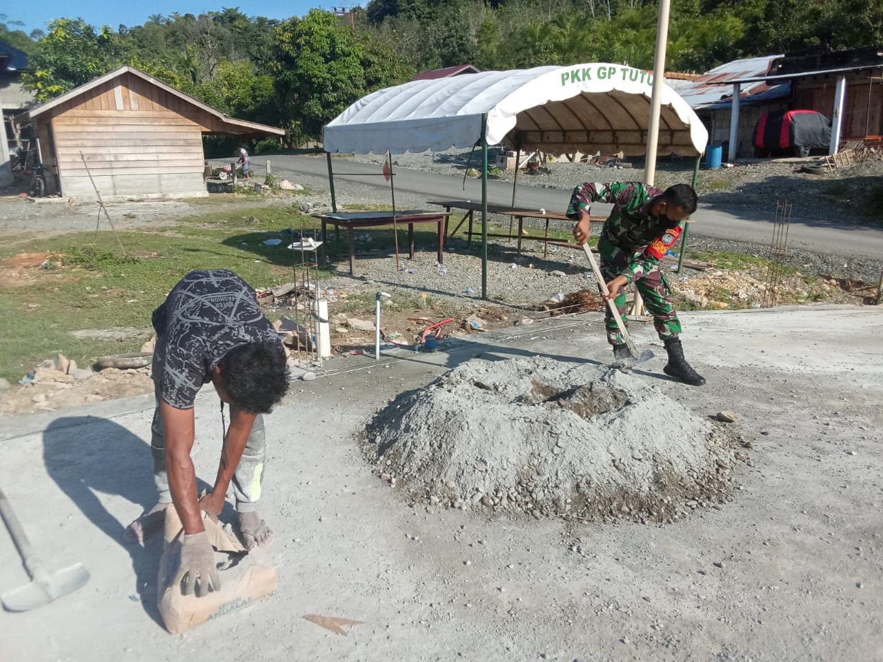 Kedekatan Babinsa Koramil 01/Sungai Mas Dengan Warga Binaan Tampak Jelas Pada Saat Gotong Royong Membangun Salah Satu Rumah Di Wilayah