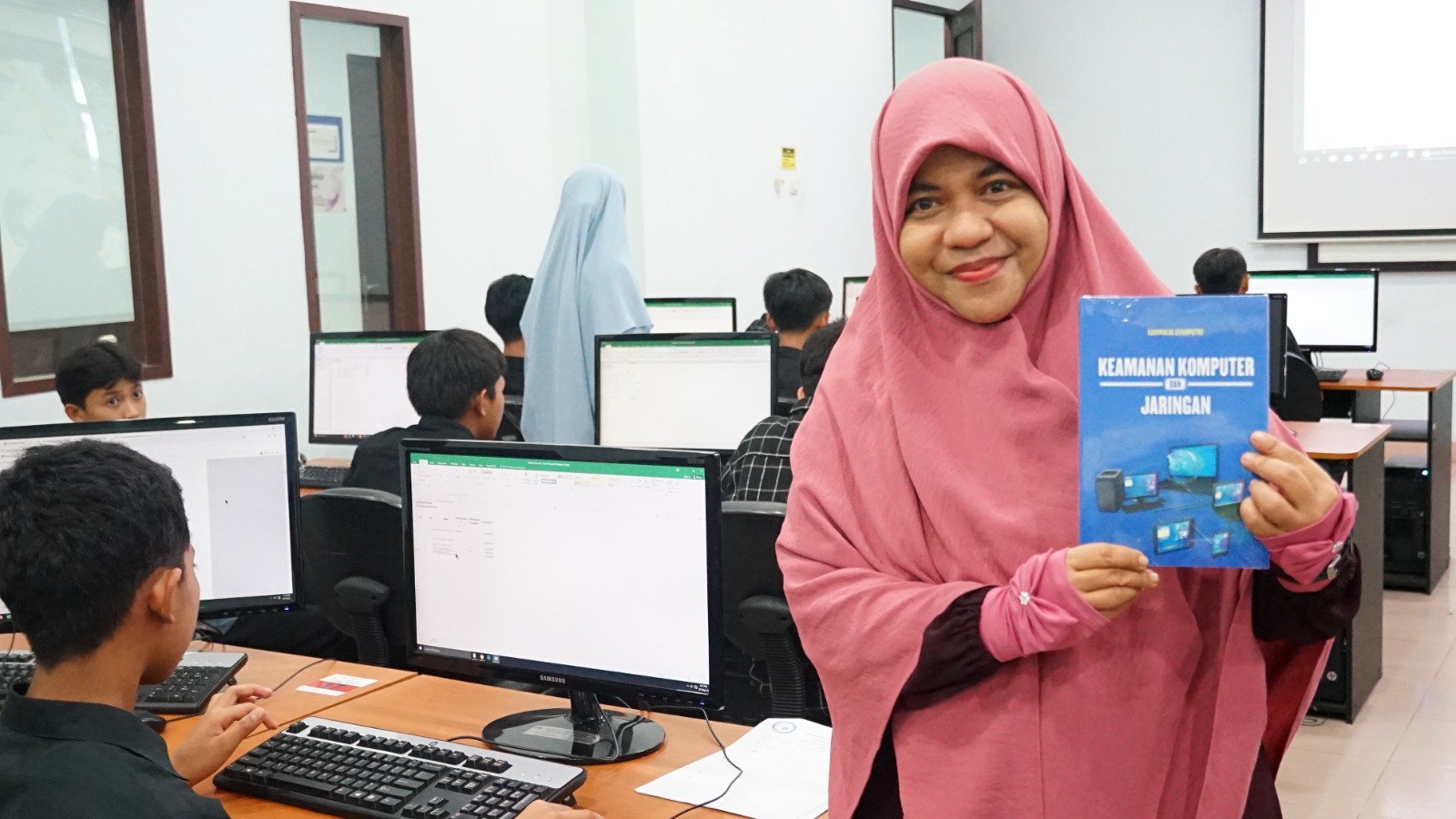 Dosen Prodi Teknik Informatika Darmajaya Hasilkan Dua Buku dengan Sajian Riset