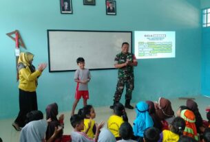 Anak-Anak SDN 2 Kedungrejo Dibekali Bela Negara Oleh Babinsa