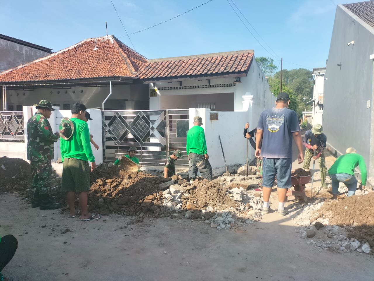 Antusias Warga Serengan Kerja Bakti Bersama Satgas TMMD Kodim Solo.