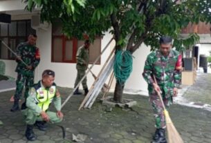 Kompak..!! Babinsa Gilingan Bersama Linmas Bersihkan Lingkungan Kantor Kelurahan