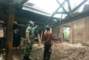 Babinsa Karangtengah Cek Kerusakan Rumah Warga Akibat Gempa Bumi 6.4 SR Di Barat Daya Bantul