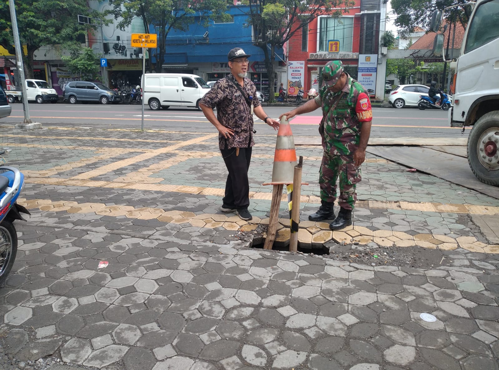 Babinsa Kelurahan Kemlayan Pantau Wilayah Binaan