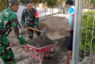 Babinsa Kelurahan Nusukan Kerja Bhakti Bersama Pengelola Stadion Mini Cengklik Nusukan