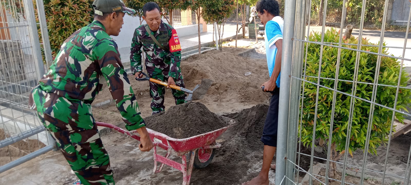 Babinsa Kelurahan Nusukan Kerja Bhakti Bersama Pengelola Stadion Mini Cengklik Nusukan