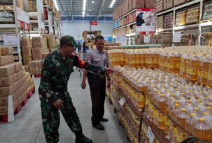 Babinsa Kelurahan Tipes Sidak Keamanan & Sembako di Lotte Mart