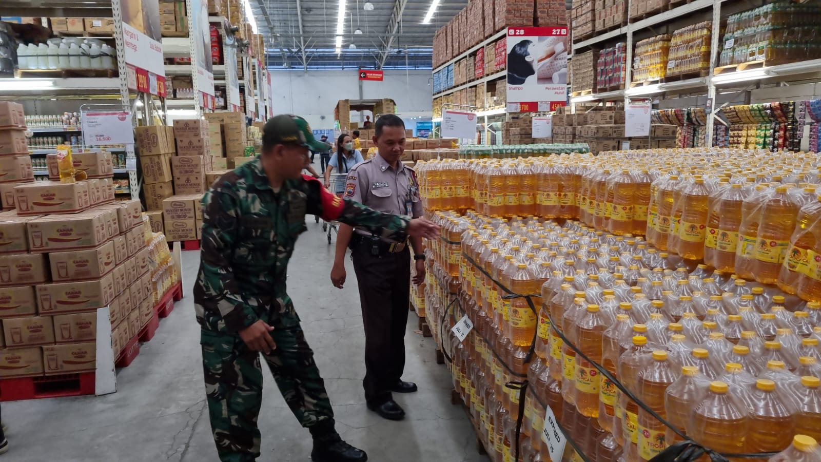 Babinsa Kelurahan Tipes Sidak Keamanan & Sembako di Lotte Mart