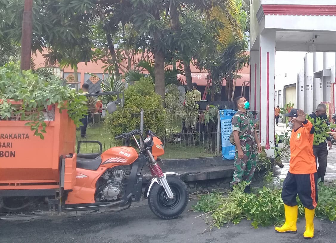 Babinsa Keprabon Laksanakan Kerja Bakti Bersama Warga di Kampung Pancasila