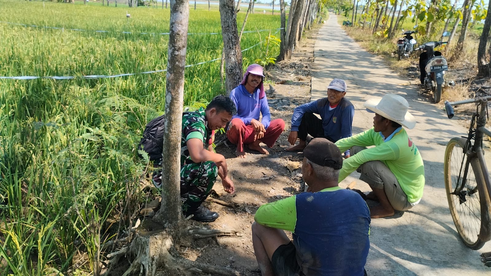 Babinsa Koramil 12 Bendosari aktif Komsos Sambangi Petani di Desa Mertan