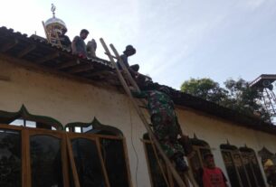 Babinsa Tukulrejo Cepat Tanggap Perbaiki Atap Masjid Pasca Gempa