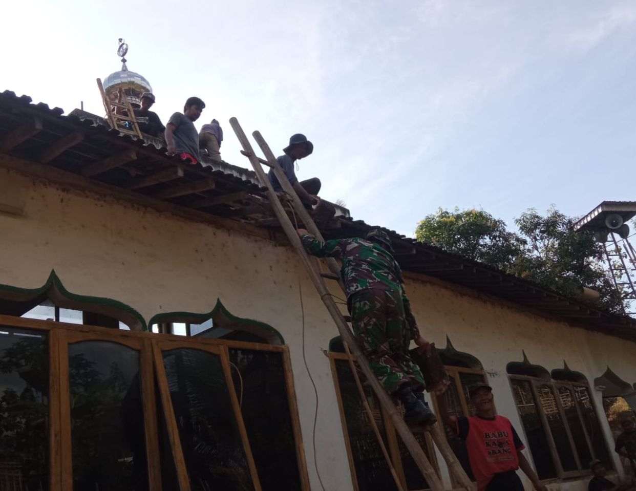 Babinsa Tukulrejo Cepat Tanggap Perbaiki Atap Masjid Pasca Gempa