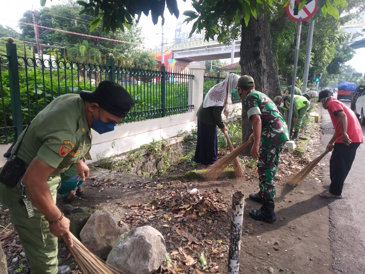 Begini Cara Babinsa Kelurahan Purwosari Dalam Menjaga Kebersihan Lingkungan