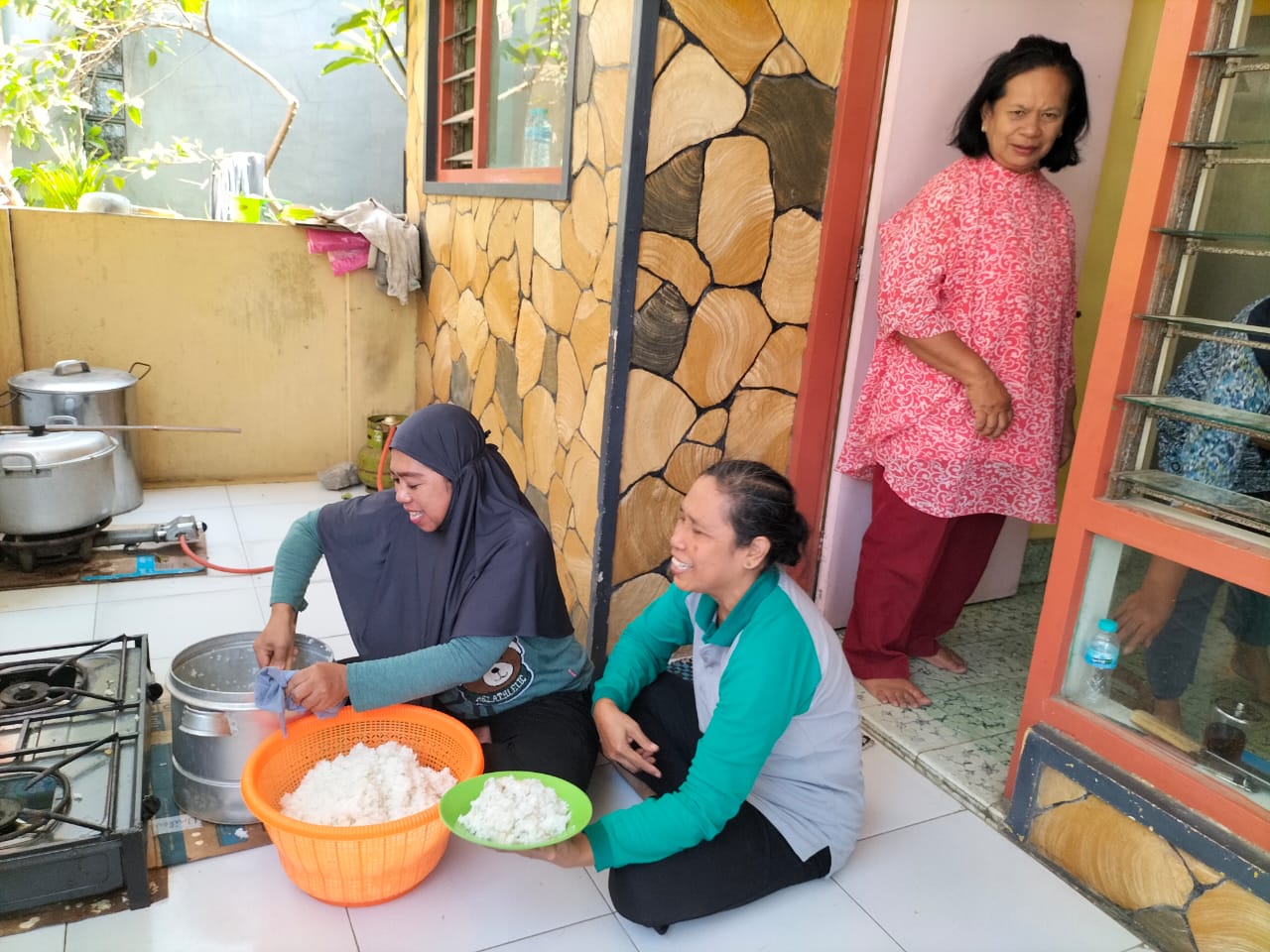 Beginilah Cara Ibu - Ibu Mensukseskan TMMD Kodim Solo.