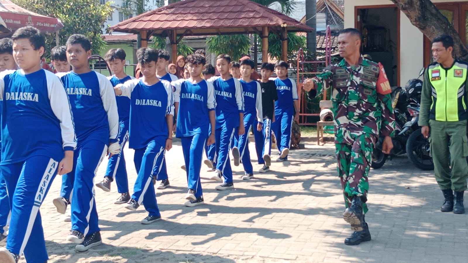 Bentuk Mental Dan Karakter Siswa Sejak Dini Babinsa Kelurahan Sumber Latihkan PBB