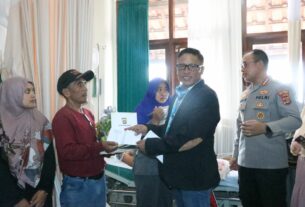 Bersama Ketua DPRD Kota Bandar Lampung, Kapolresta Bandar Lampung Santuni Korban Luka Jatuhnya Lift Di Sekolah Azzahra