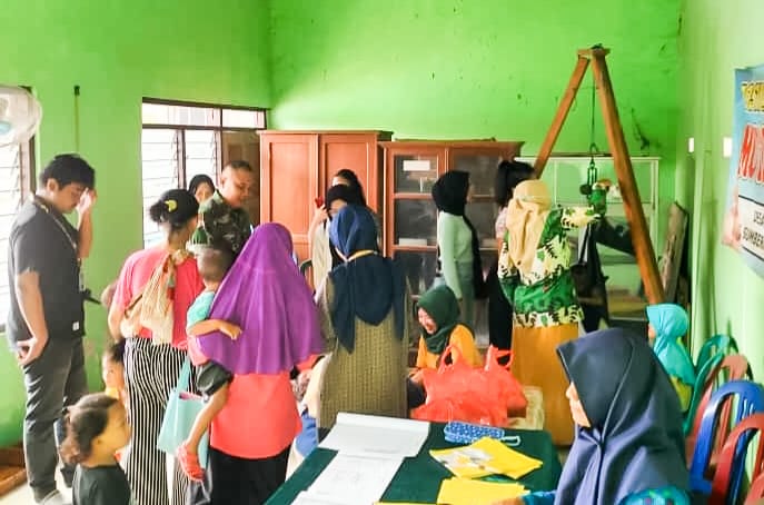 Bersama Mahasiswa KKN, Babinsa Sumberrejo Bojonegoro dampingi kegiatan Posyandu Balita