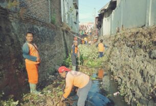 Cegah Bencana Banjir, Babinsa Kelurahan Banjarsari Bersama Warga Dan Saberling Bersihkan Bantaran Sungai