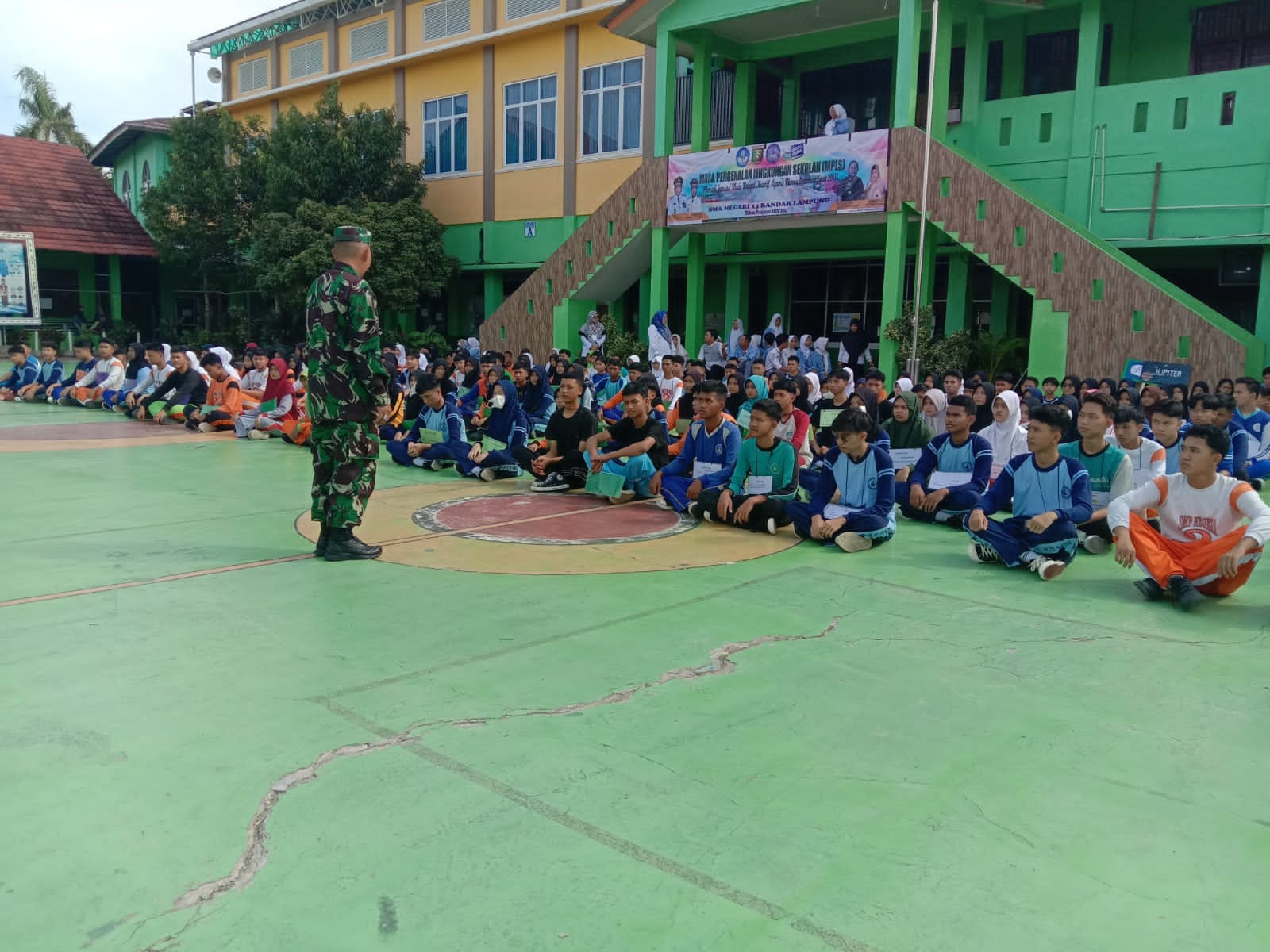 Cetak Kedisiplinan Generasi Muda, Babinsa Koramil 410-02/TBS Latih PBB Pelajar SMAN 14