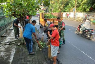 Ciptakan Lingkungan Bersih, Babinsa Timuran Motori Pembersihan Lingkungan