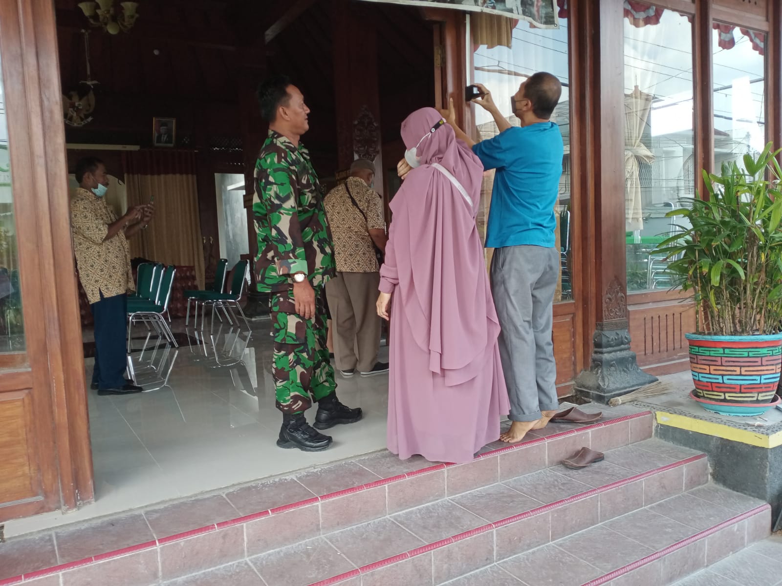 Dampingi Posyandu, Bukti Nyata Babinsa Tegalharjo Peduli Kesehatan Warganya Terutama Lansia