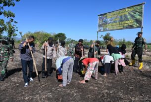 Dandim 0726/Sukoharjo Tinjau Dan Tanam Kedelai Di Lahan Demplot Pupuk Algae