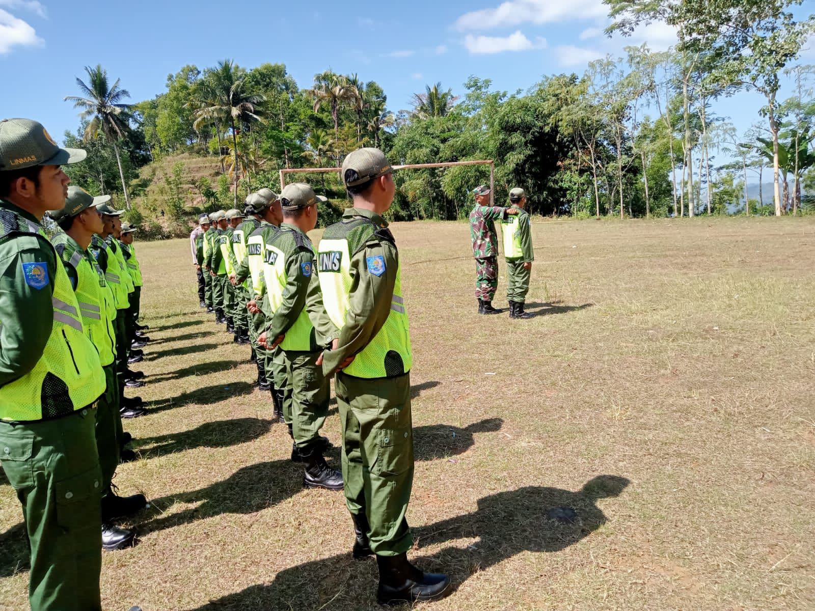 Desa Ngroto Gelar Bimtek Bagi Anggota Linmas, Babinsa Berikan Pelatihan PBB Guna Tingkatkan Kedisiplinan