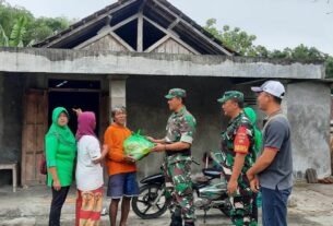 Di Pracimantoro, Danramil Serahkan Sembako Kepada Warga Terdampak Bencana Gempa