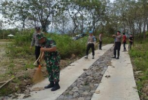 Di Puhpelem, TNI-Polri Membaur Bersama Warga Bersihkan Pemakaman Umum