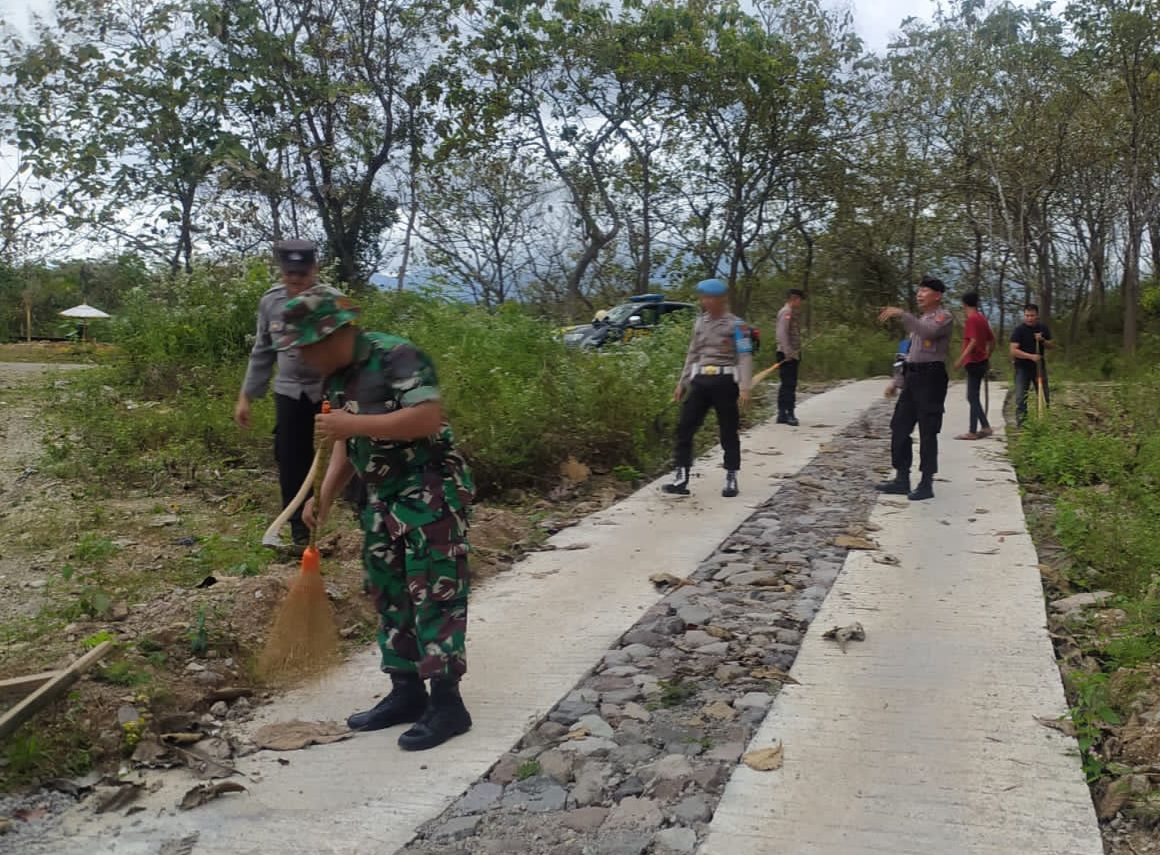 Di Puhpelem, TNI-Polri Membaur Bersama Warga Bersihkan Pemakaman Umum