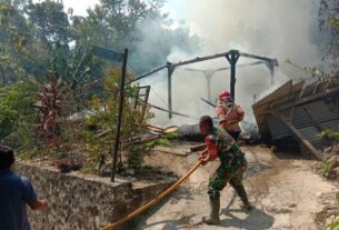 Ditinggal Hajatan, Rumah di Desa Jenalas Terbakar Babinsa Bantu Evakuasi