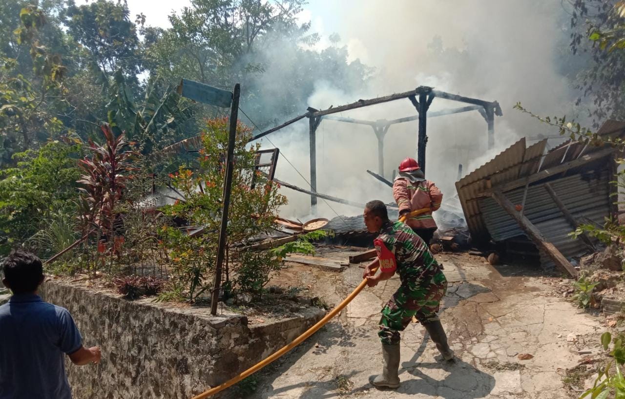 Ditinggal Hajatan, Rumah di Desa Jenalas Terbakar Babinsa Bantu Evakuasi