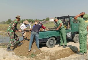 Droping material lancar, pengurugan bahu jalan mulai dilaksanakan di Lokasi TMMD Sengkuyung II Kodim 0726/Sukoharjo