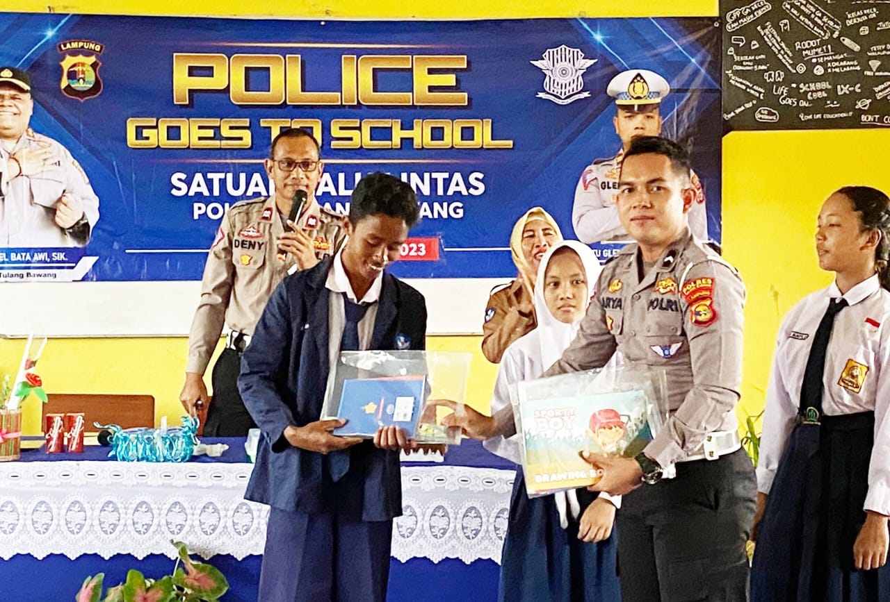 Edukasi Sejak Dini Kepada Para Pelajar, Polres Tulang Bawang Gelar Police Goes To School di SMP Negeri 1 Gedung Meneng