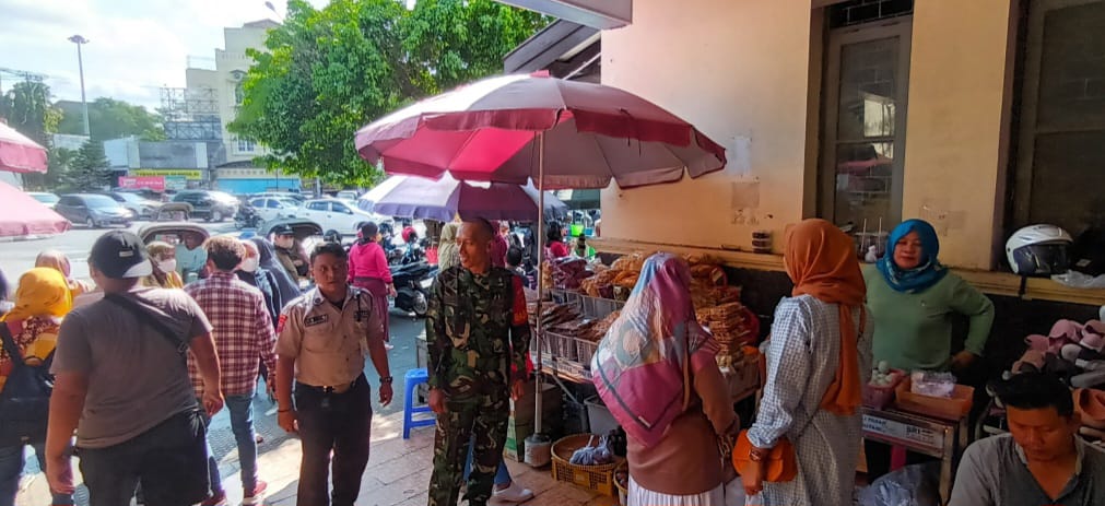 Gandeng Security, Babinsa Sudiroprajan Gelar Patroli di Area Pasar Gedhe Solo
