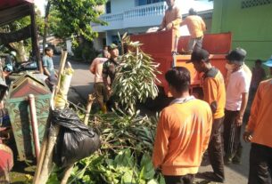 Gandeng Tim Saberling Dan Warga, Babinsa Kelurahan Kestalan Bersihkan Lingkungan